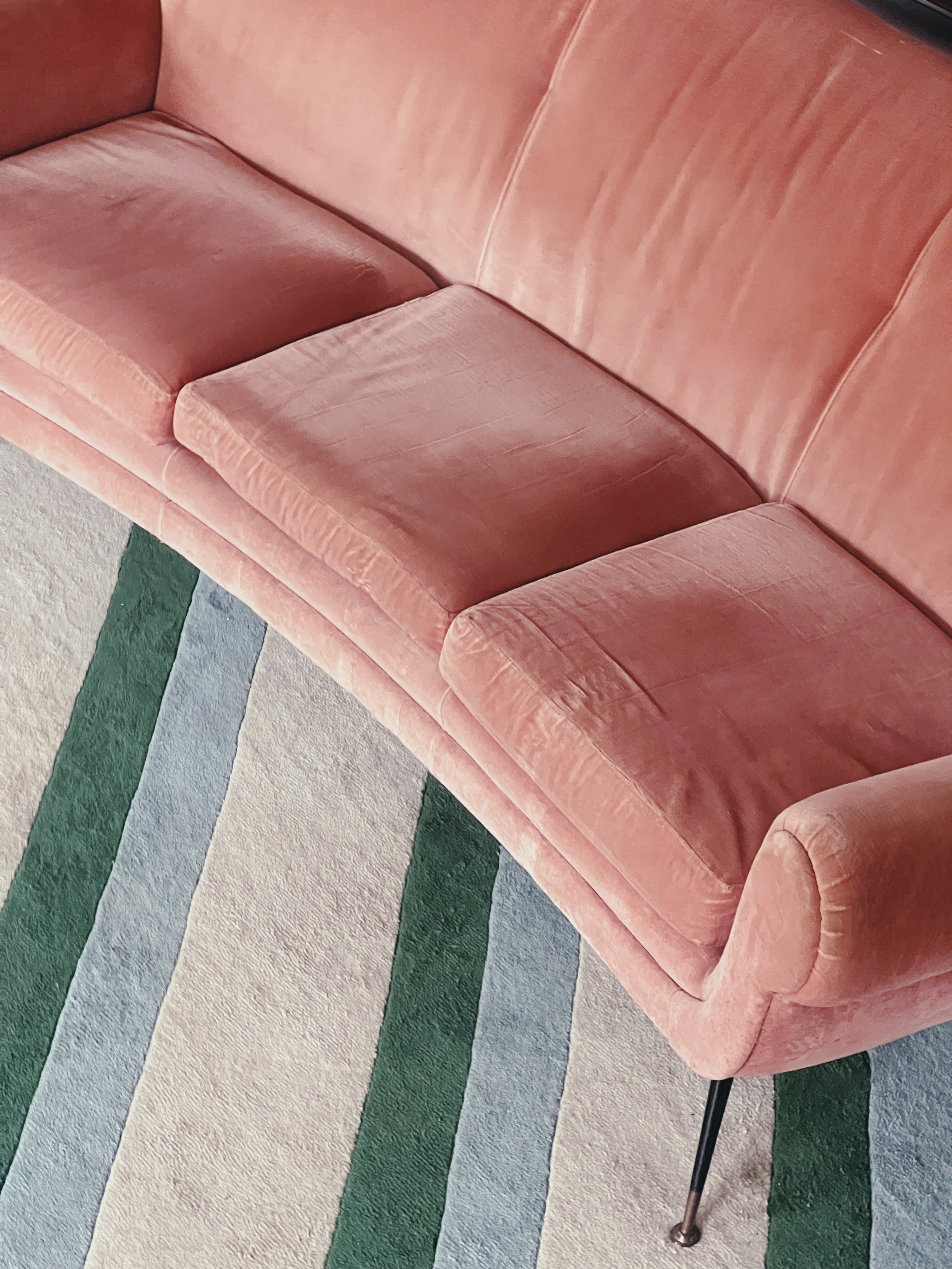 Pink deals round couch